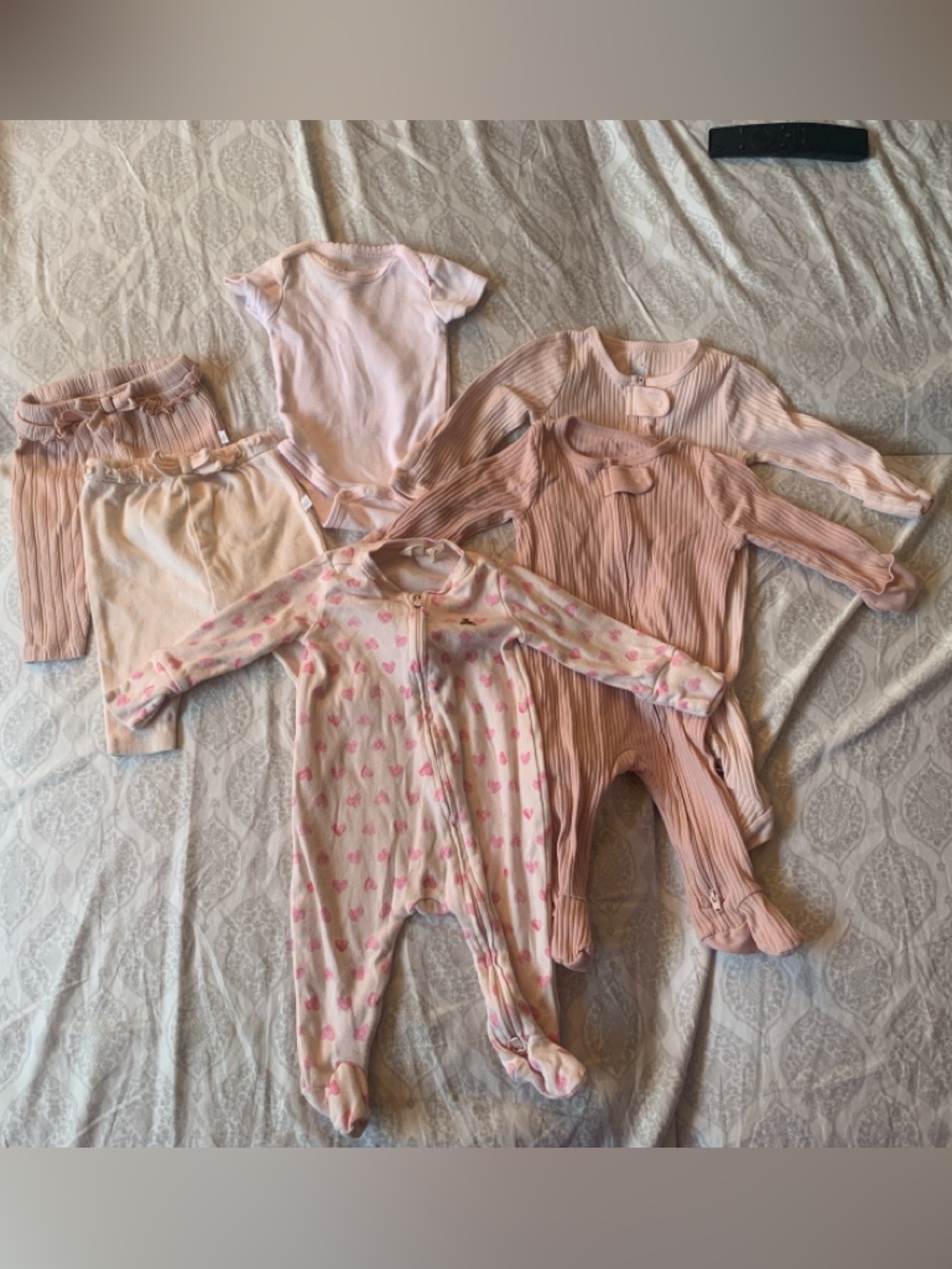 Bundle of Baby Girl 0-3 months - pants, onesie, sleepers - EUC 6 pieces